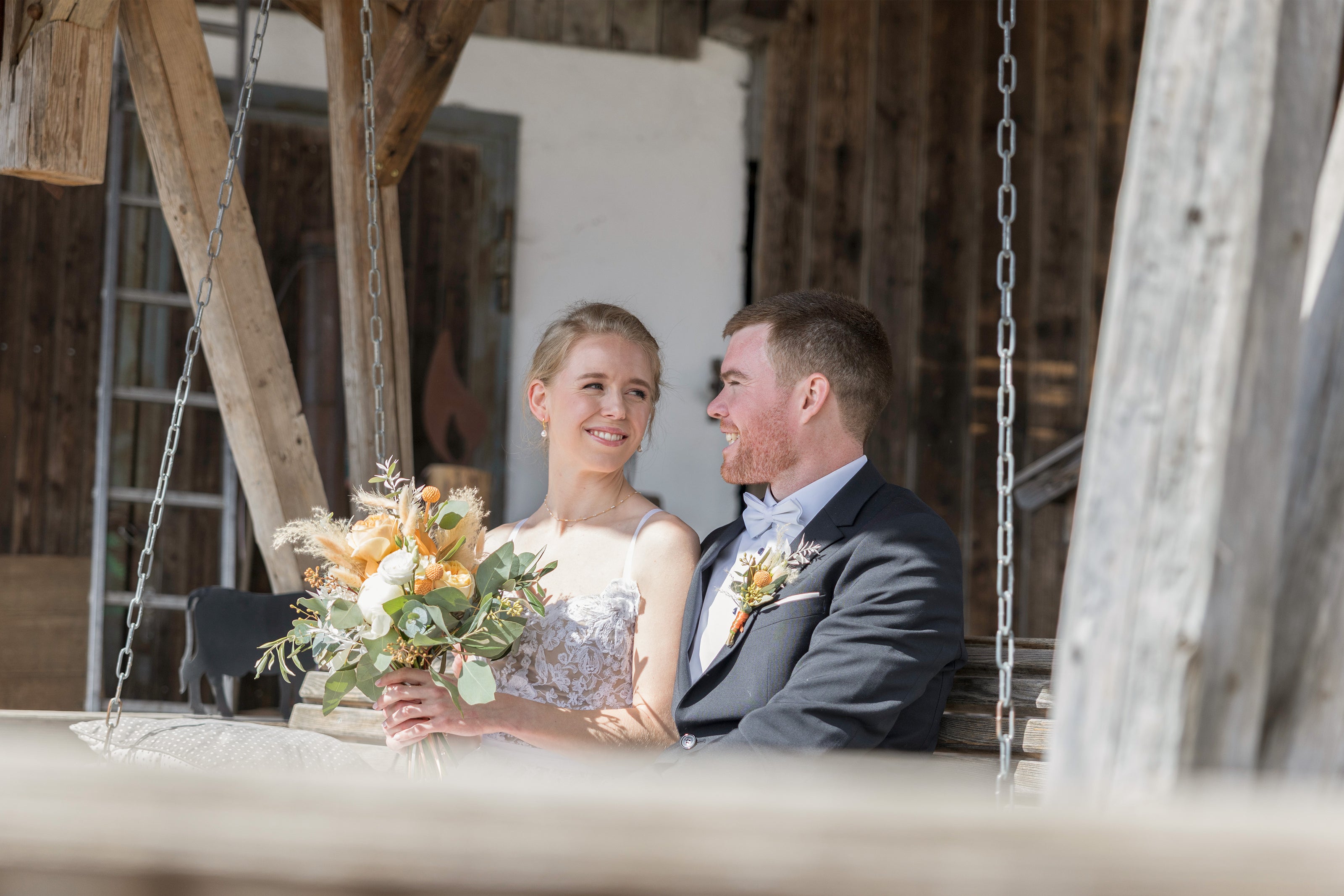 Braut und Bräutigam während ihrer Hochzeit