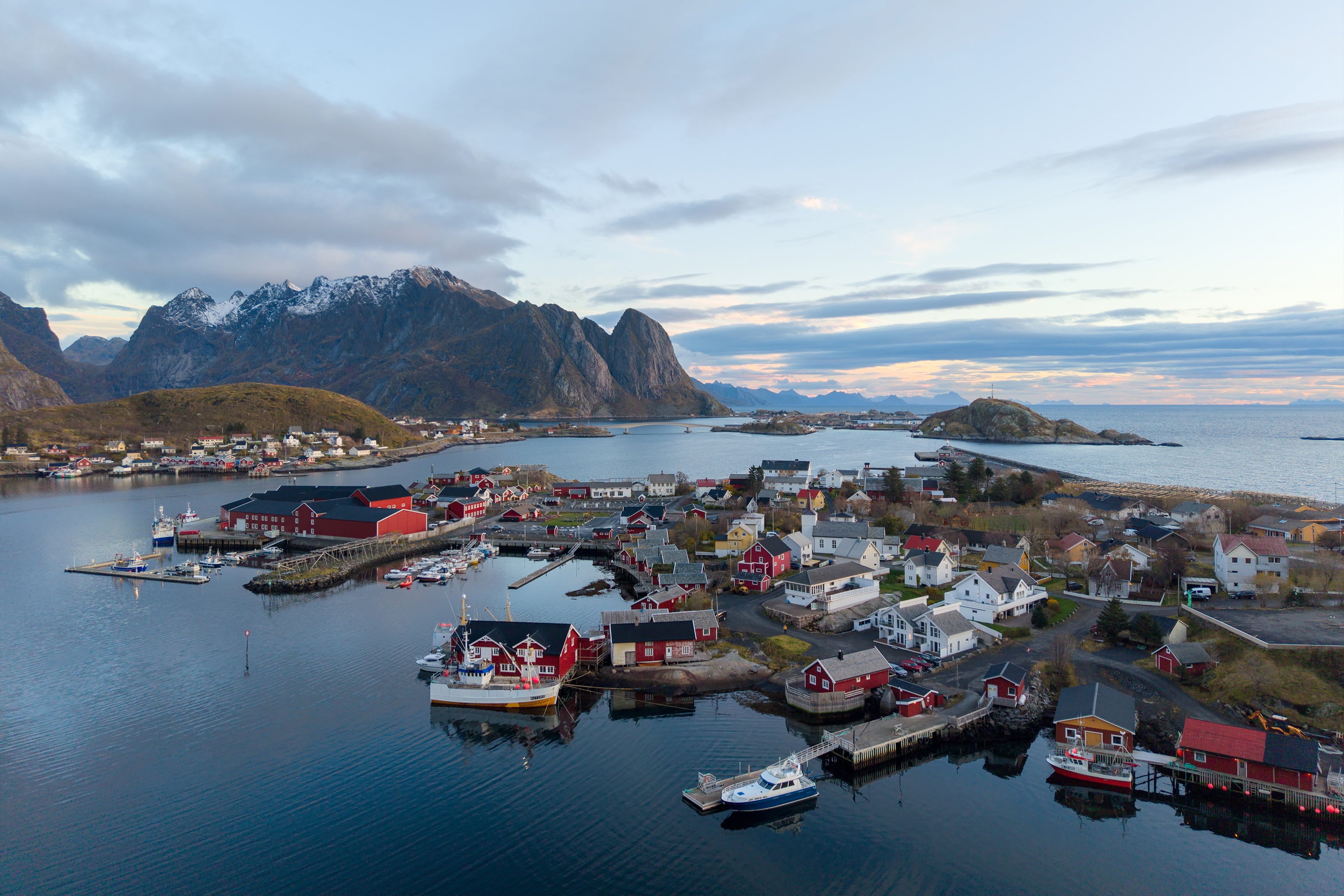 Drohnenaufnahme einer Küstenlandschaft aus der Vogelperspektive in den Lofoten