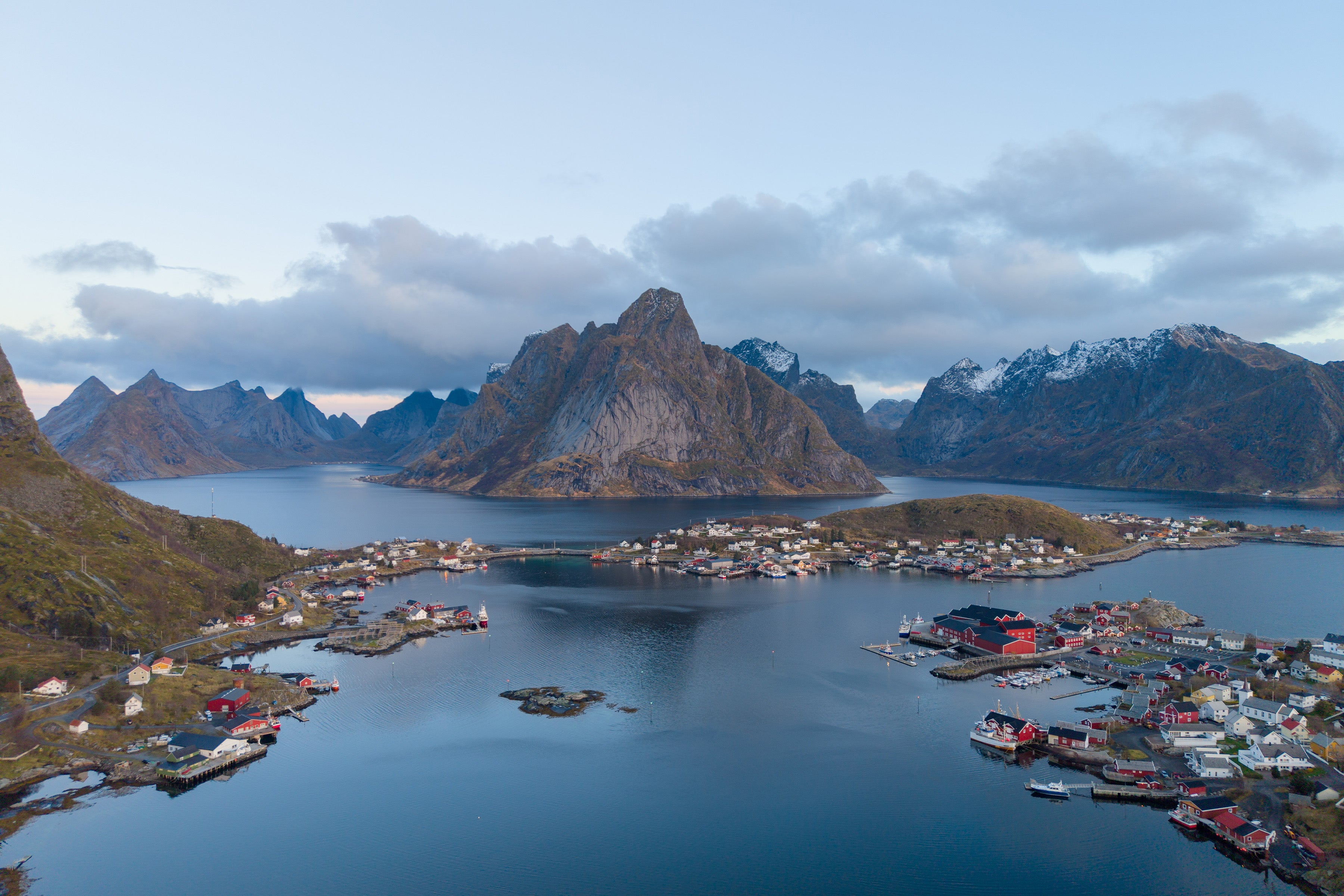 Drohnenaufnahme einer Küstenlandschaft aus der Vogelperspektive in den Lofoten