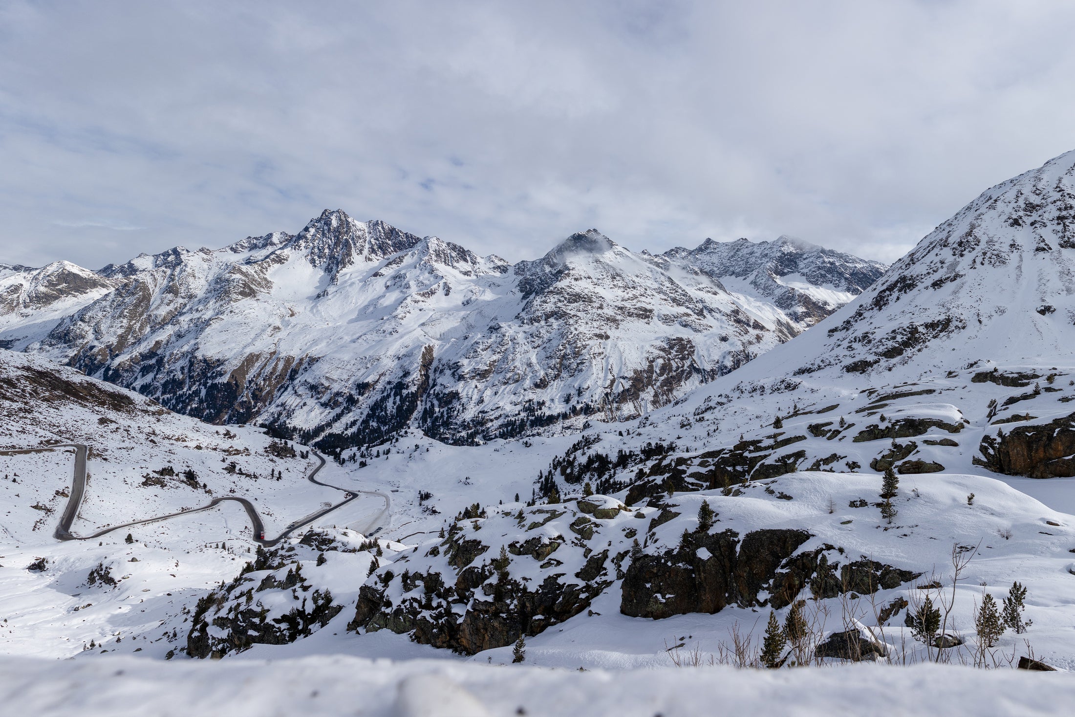 Berglandschaft in den Alpen in winterlicher Schneelandschaft