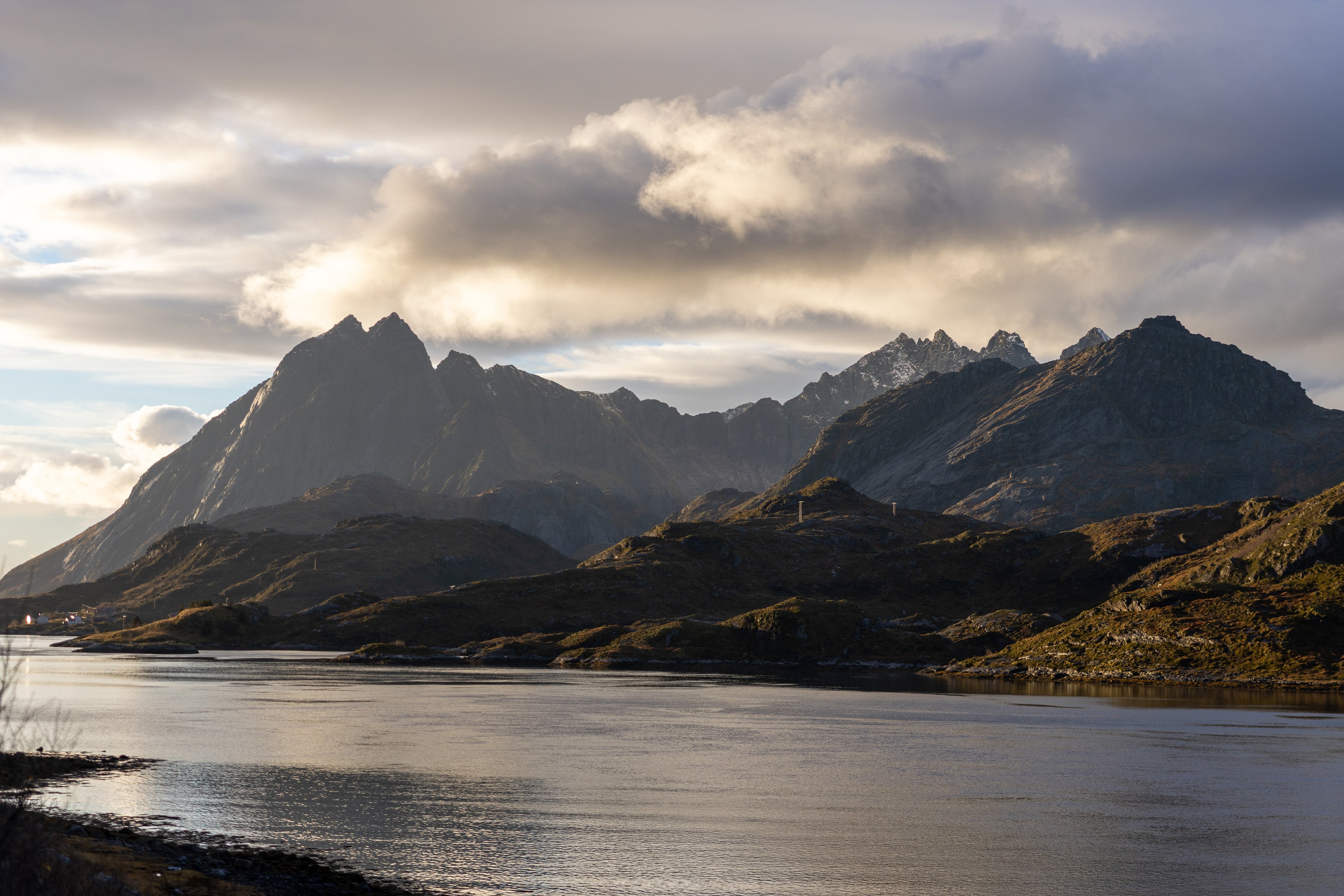 Berglandschaft in den Lofoten bei stimmungsvoller Abendbeleuchtung