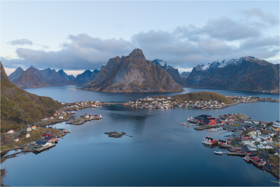 Main image Between Sea and Peaks